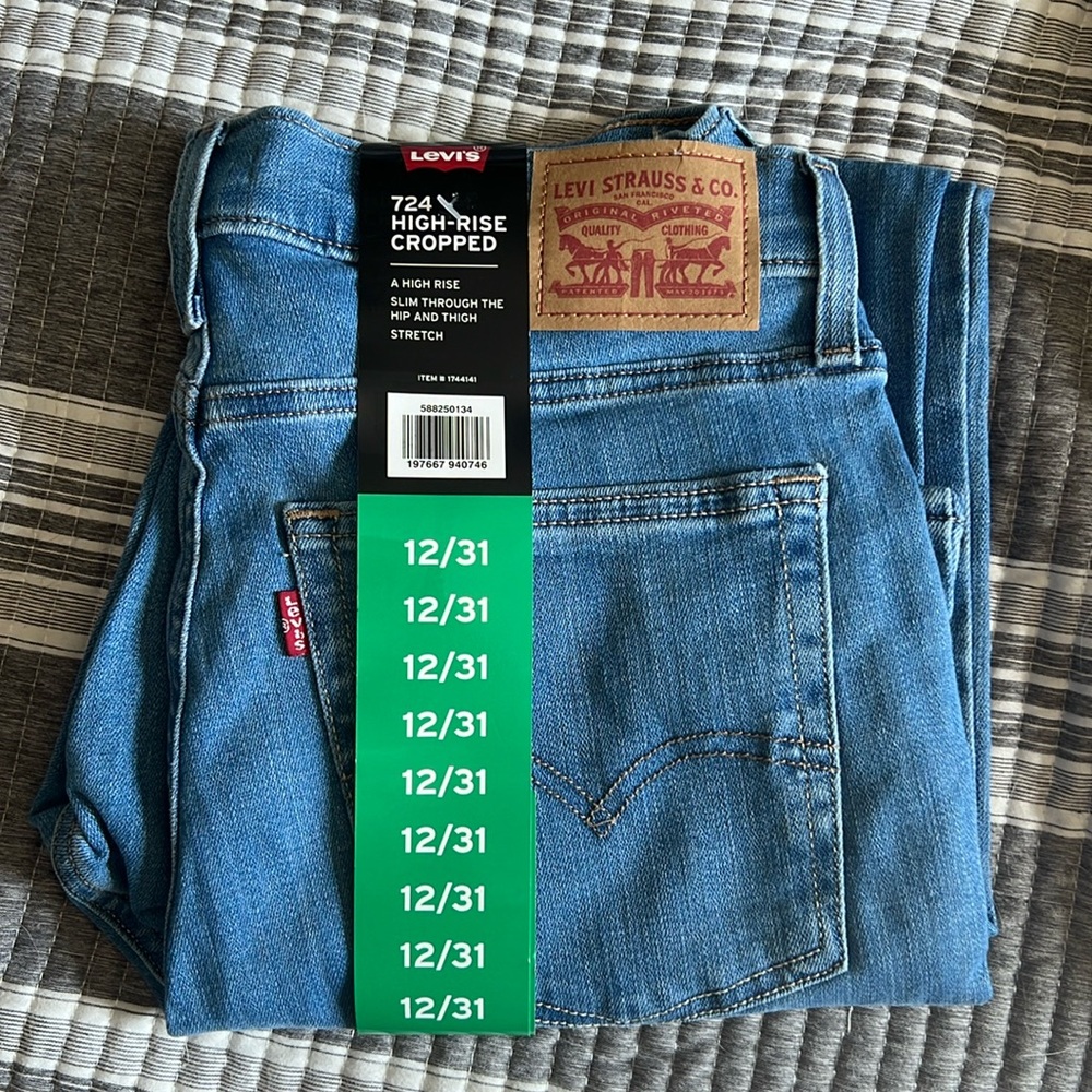 NWT Levi’s High Rise Slim Straight Cropped Jean